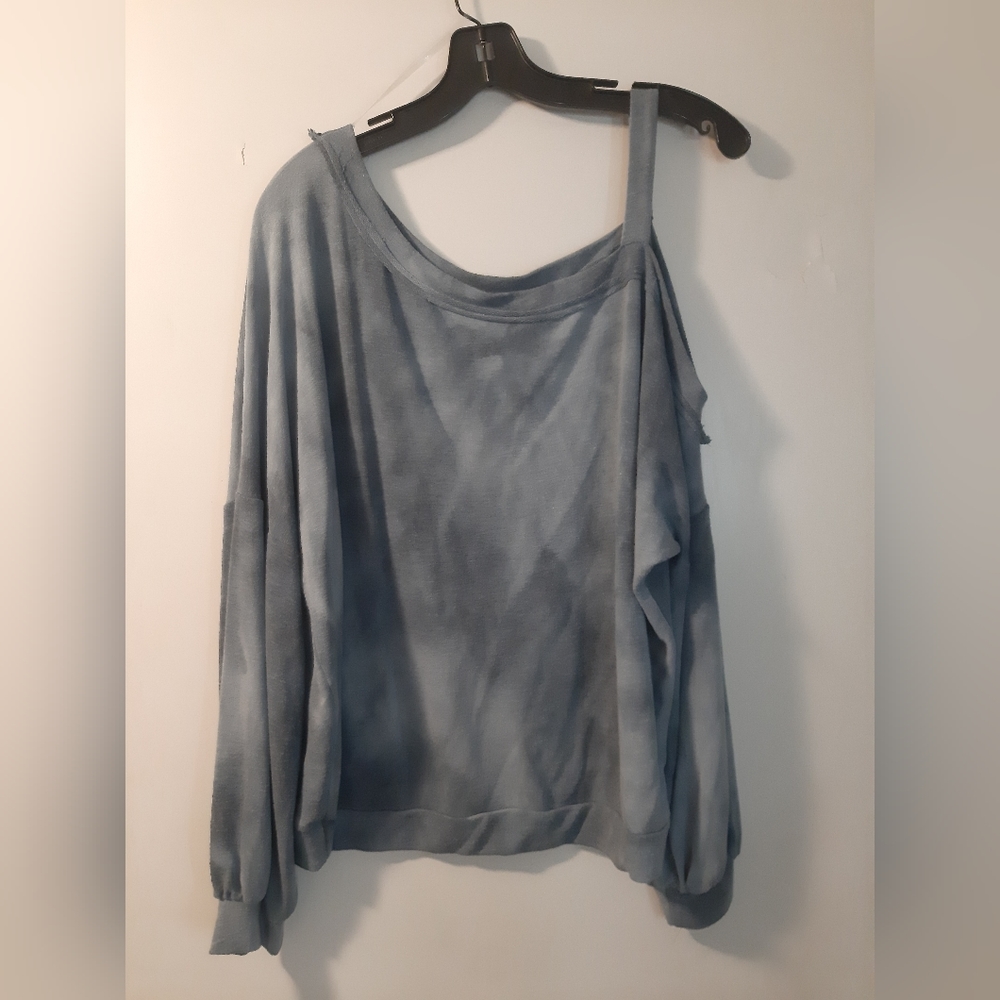 CY Fashion cold shoulder pull over shirt Size medium but fits like an XL